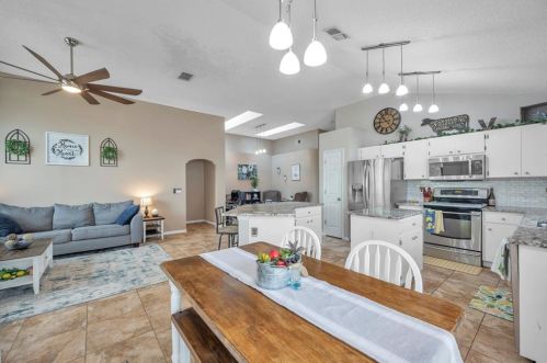 9616 Long Meadow Dr, Tampa FL  33615-1236 exterior