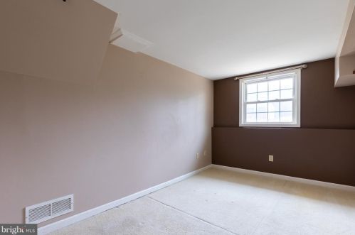 136 Dunsinane Dr, New Castle DE 19720-2323 exterior