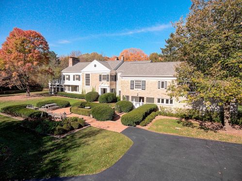 8415 Pelican Ln, Milwaukee WI 53217-2060 exterior