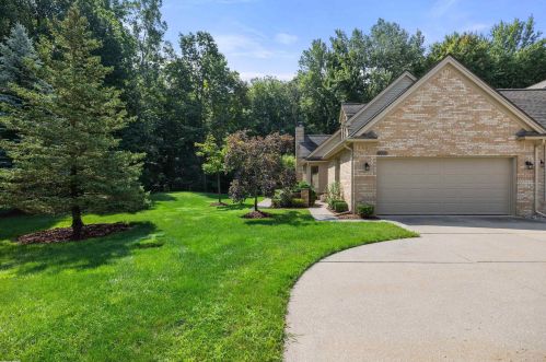 52064 Southview Rdg, Macomb Township MI 48042-1120 exterior