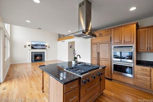 692 Appalachi St, Walled Lake MI  48390-1005 exterior