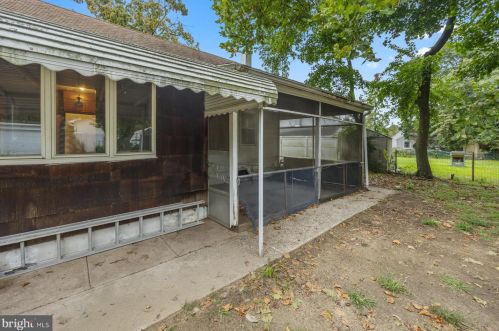 5 Fogarty Dr, Trenton NJ 08619-4320 exterior