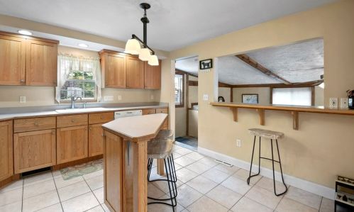 35 Ivernia Rd, Worcester MA 01606-1423 exterior