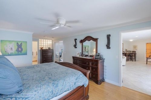 160 Madison Dr, Naples FL 34110-1323 exterior