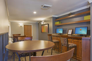 100 Chestnut St, Chicago IL  60610-3225 exterior