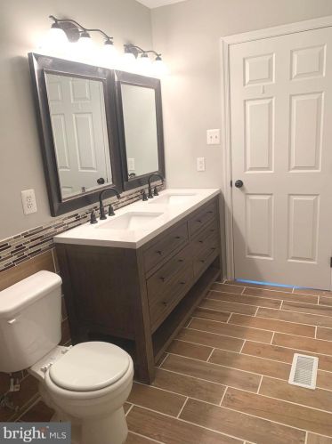 708 Dora Moors Ln, New Castle DE  19720-8764 exterior