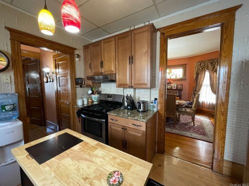 37 Grand Ave, Poughkeepsie NY 12603-4403 exterior