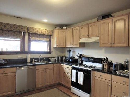 206 Milbank Ave, Greenwich CT 06830-6617 exterior