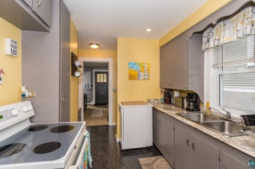 4 Chester Pkwy, Duluth, MN 55805-1528