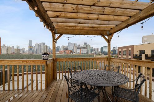 689 Milwaukee Ave, Chicago IL  60642-5920 exterior