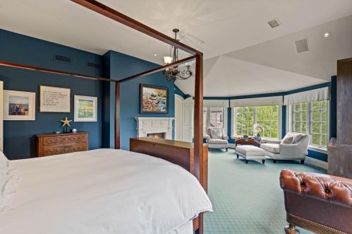 9303 Vly Hl Rd, Milwaukee WI 53217-1039 exterior