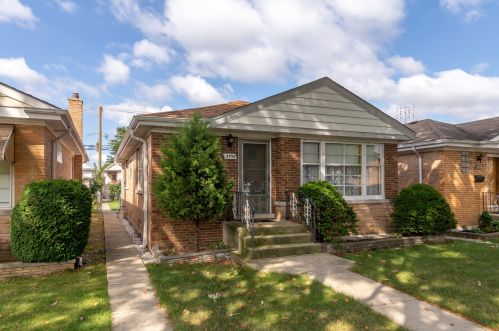 4950 Melvina Ave, Chicago, IL 60630-2908