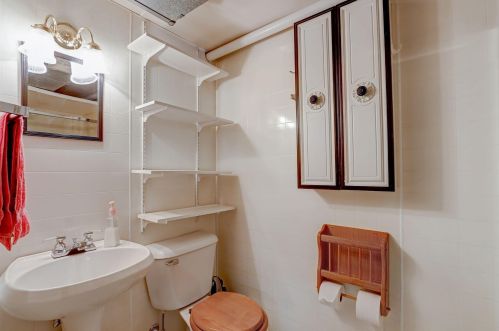 7501 Honey Crk Dr, Milwaukee WI 53221-4062 exterior