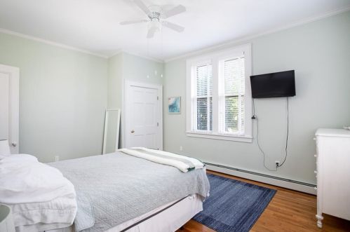 29 Champlin St, Middletown RI 02840-2879 exterior