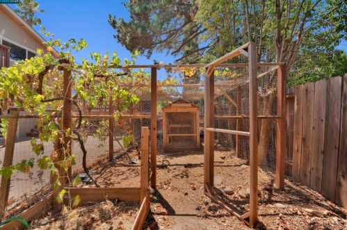 1221 Roanwood Way, Concord CA 94521-4816 exterior