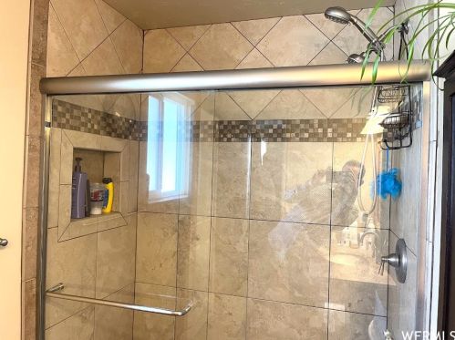 195 Shelly Louise Dr, Sandy UT 84070-4212 exterior