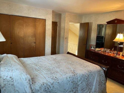 4 Dolly Dr, Commack NY 11725-2305 exterior