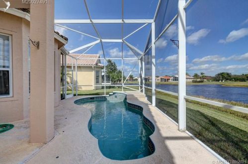 332 Shoreline Cir, Fort Pierce FL 34986-2913 exterior