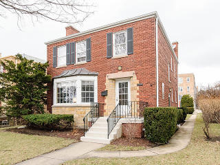 2324 Pratt Blvd, Chicago IL  60645-4665 exterior