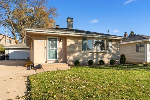 4210 89th St, Milwaukee, WI 53228-2212
