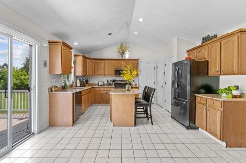 65 Carriage Trl, Middletown RI 02842-7251 exterior