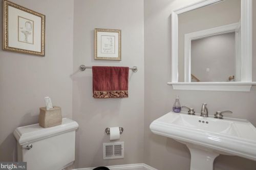 720 Bracey Ln, Alexandria VA  22314-6245 exterior