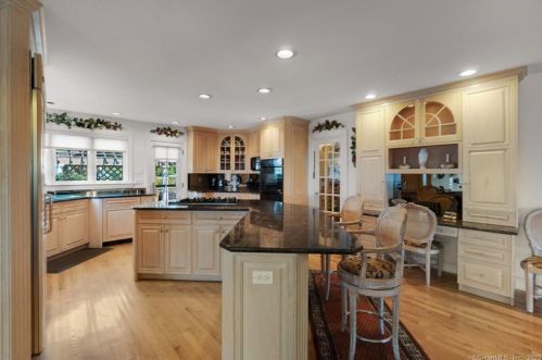 650 Gulf St, Milford CT 06460-7270 exterior