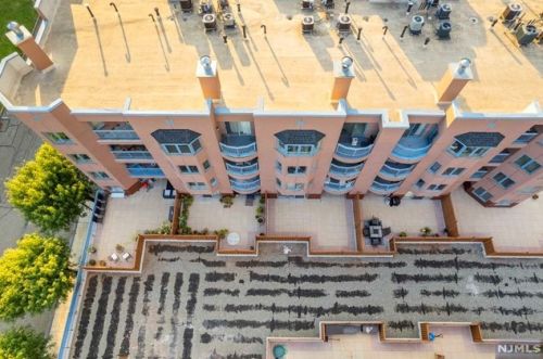 305 Williams Ct, Edgewater NJ 07020-1613 exterior