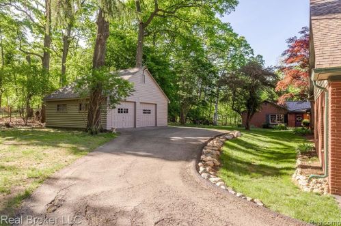 1300 Grandview Dr, Rochester MI 48306-4038 exterior