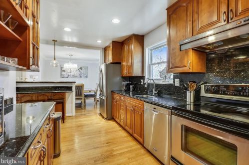 10 Grovepoint Ct, Rockville MD 20854-5505 exterior