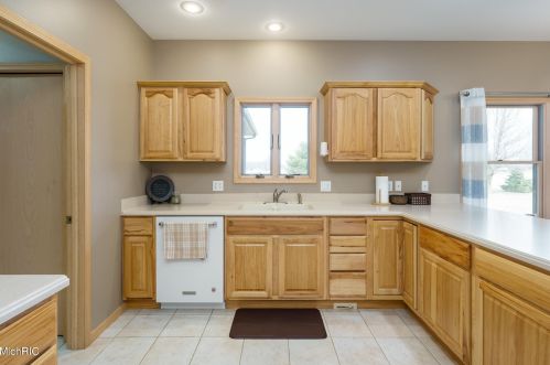 8242 E Ave, Kalamazoo MI 49048-9622 exterior