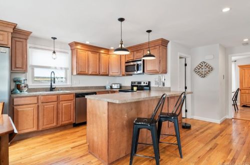 11 Claremont Ave, Enfield CT 06082-3727 exterior