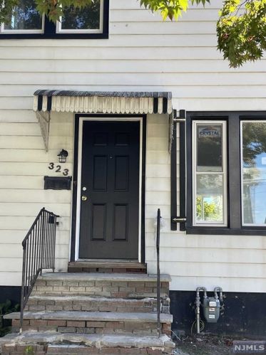 323 Crestview Pl, Teaneck NJ 07666-3204 exterior