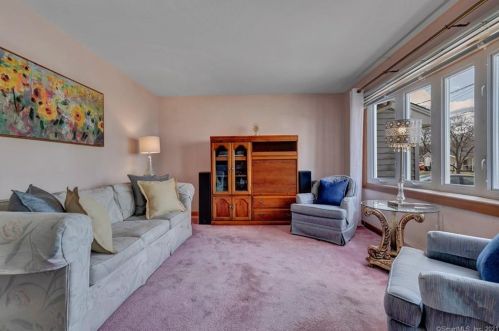 39 Caroline Dr, Milford CT 06461-2715 exterior