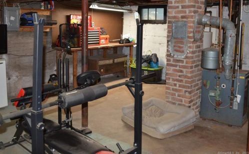 88 Middle Tpke, Manchester CT  06040-4031 exterior