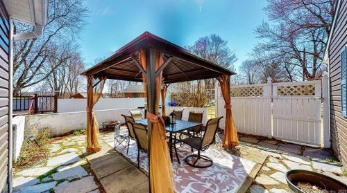 1 Mdw Rd, Enfield CT 06082-6003 exterior