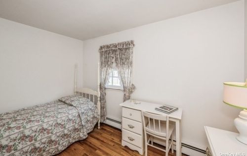 8 Foxdale Ct, Huntington Station NY 11746-1108 exterior