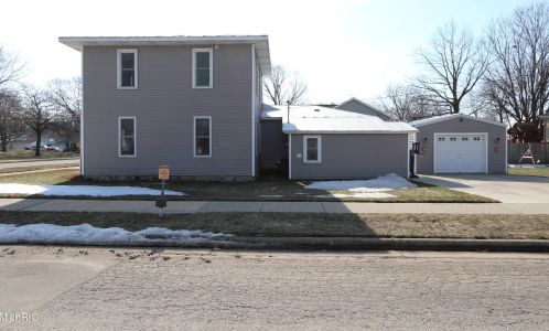 324 Lincoln Lk Ave, Lowell MI 49331-8540 exterior