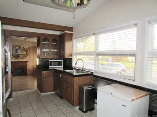 36 Belmont Ave, Windsor CT  06095-3335 exterior