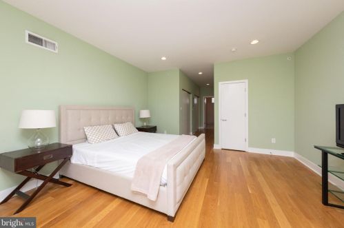 213 Green St, Philadelphia PA exterior