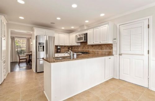 7105 Faunsworth Dr, Atlanta GA 30328-1941 exterior