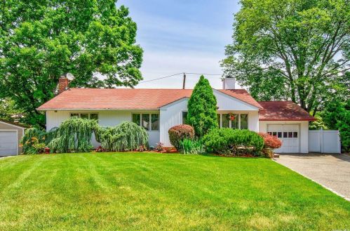 999 Lynn Dr, Valley Stream, NY 11580-1221