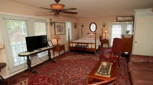 22 Freebody St, Middletown RI 02840-3548 exterior