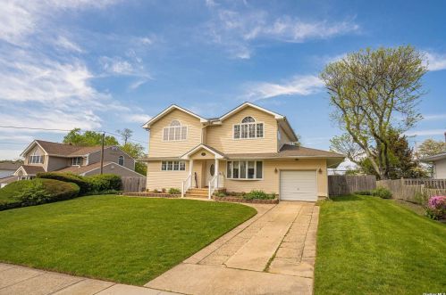 11 Regina Dr, Commack, NY 11725-5316