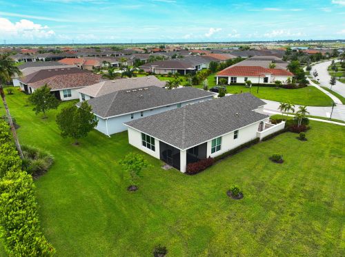 9472 Royal Poinciana Dr, Fort Pierce FL 34987-2513 exterior