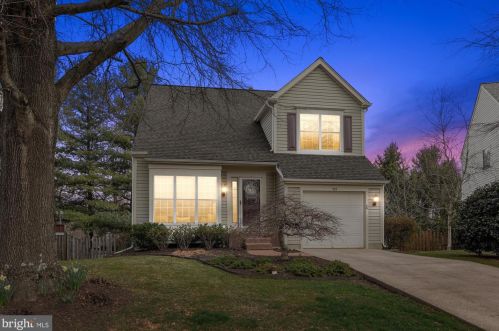 915 Catoctin Cir, Leesburg, VA 20176-4952