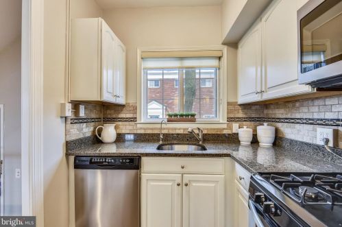 3555 Martha Custis Dr, Alexandria VA 22302-2003 exterior