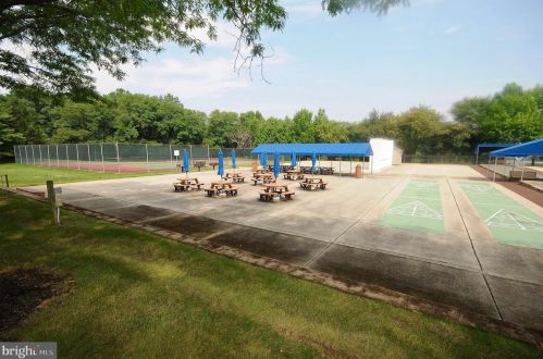 5 Meadowwood Ct, Columbus NJ 08022-1026 exterior