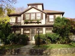 3 Victoria Cir, Newton, MA 02459-1016