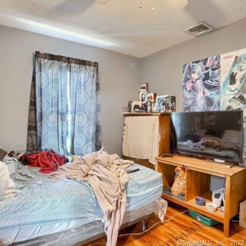 271 Gln St, New Britain CT 06051-2572 exterior